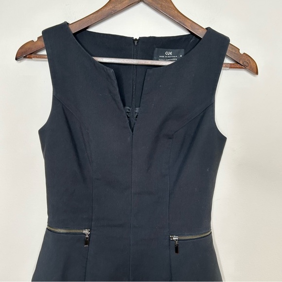 Cue Sleek Twill Knit Peplum Dress V Neck with Zipper Details Black Size 4 - Picture 2 of 12
